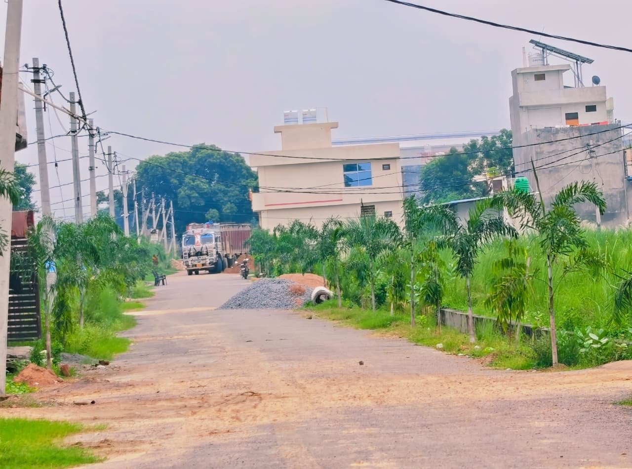 Road development and active construction work at Dauwa Green City